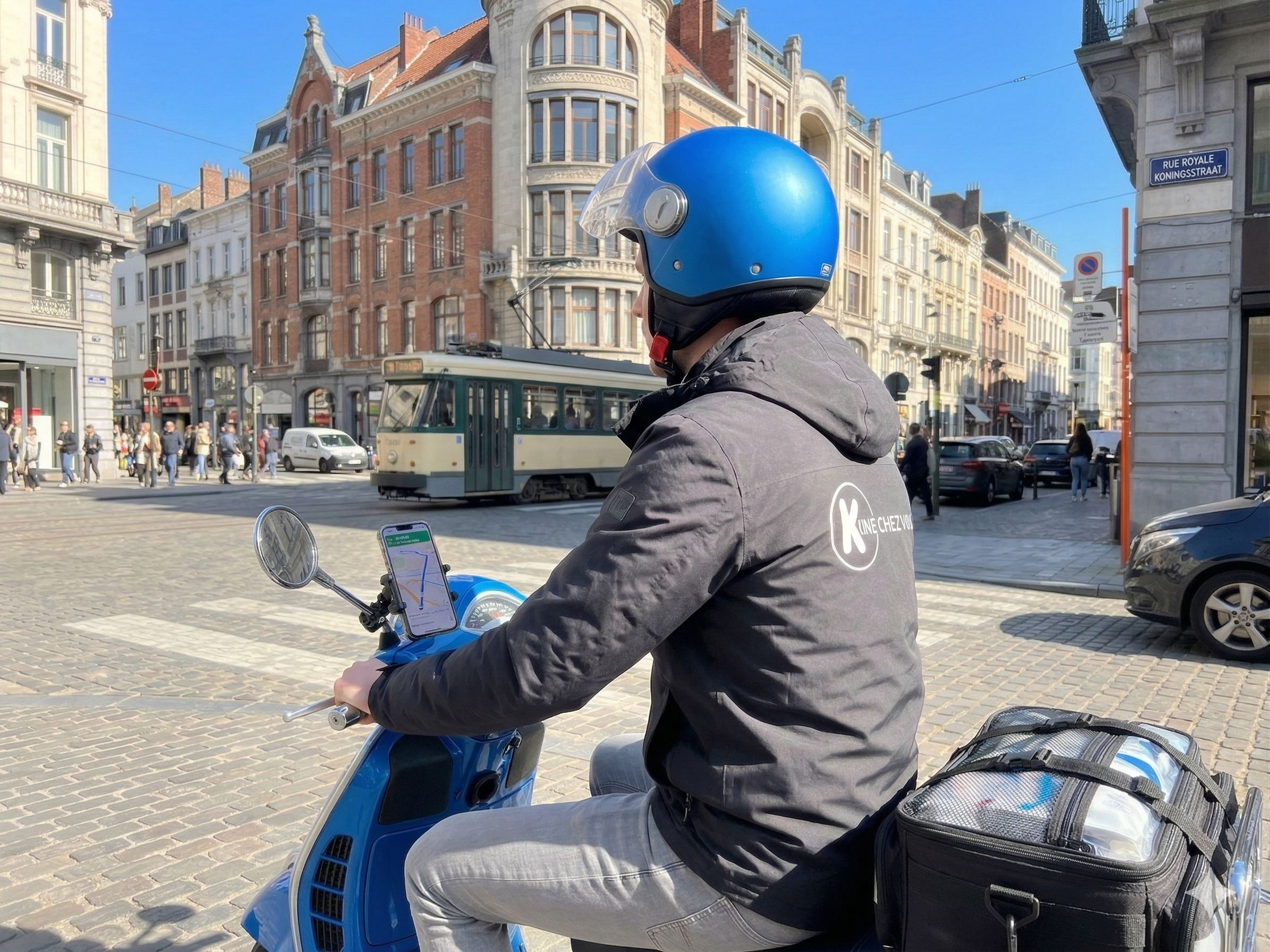 Kinésithérapeute Kinéchezvous en scooter à Bruxelles